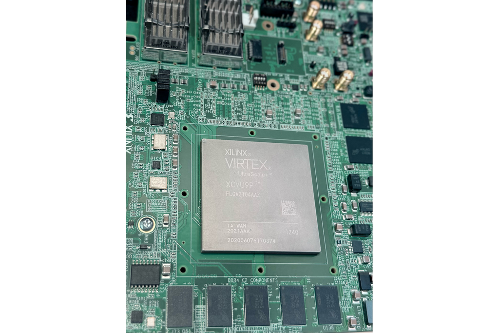 Xilinx Virtex UltraScale+ FPGA mit entferntem Kühlsystem.